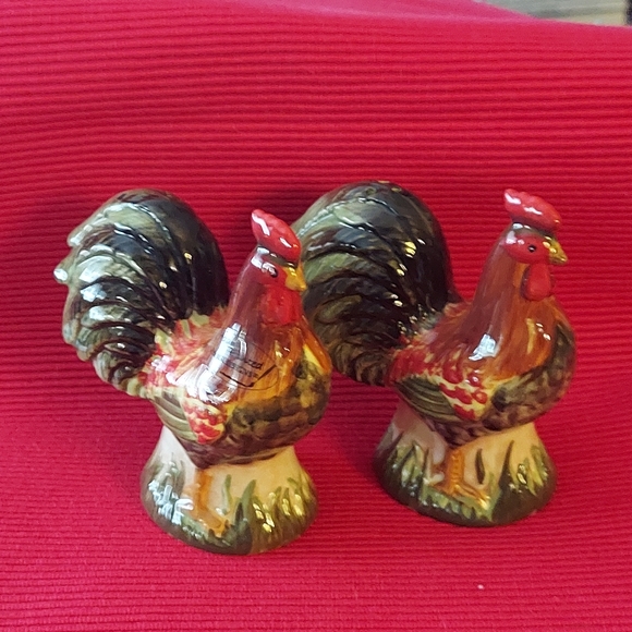 Ceramic Rooster Salt and Pepper Shakers - Picture 3 of 10